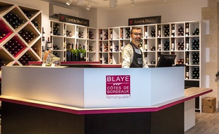Les soignants peuvent venir retirer leur bouteille à la Maison du vin de Blaye.