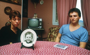 Christine et Jean-Marie Villemin, le 23 novembre 1984, plus d'un mois après la mort de leur fils Grégory.