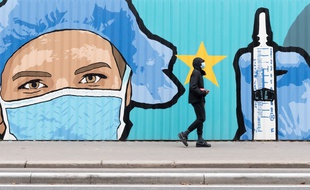 Une peinture symbolisant l'espoir d'un futur vaccin contre le Covid-19, à Paris le 13 novembre 2020.