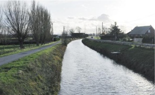 Le canal de Mardyck est resté étrangement bas pendant tout le week-end.