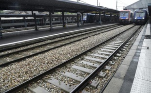 La grève à la SNCF -ici des quais déserts gare d'Austerlitz à Paris le 4 juin- se poursuit mardi, avec un léger mieux pour les passagers