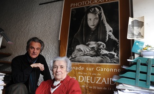 Jacqueline Dieuzaide, la femme du photographe toulousain, et son fils, Michel, ont signe un contrat de cession du fonds Dieuzaide avec la mairie de Toulouse.