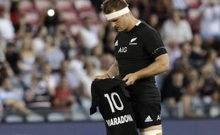 Le capitaine des Blacks rend hommage à Maradona .