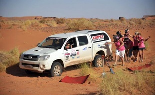 Les unes glissent avec douceur sur les pentes ocres des grandes dunes de l'erg Chebbi, les autres dévalent les pentes à l'adrénaline: les Roses des Sables, rallye 100% féminin, ont croisé cette semaine, dans le sud du royaume chérifien les as du rallye du Maroc.