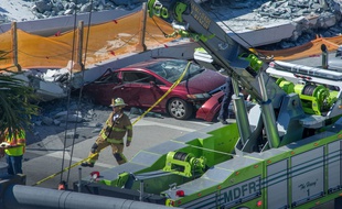 Au moins huit véhicules ont été écrasés par l'effondrement d'un pont à Miami, et le bilan humain reste incertain.
