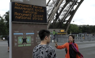 Des touristes le 14 juin 2016 à Paris, devant la Tour Eiffel, fermée pour cause de grève.AP Photo/Bertrand Combaldieu