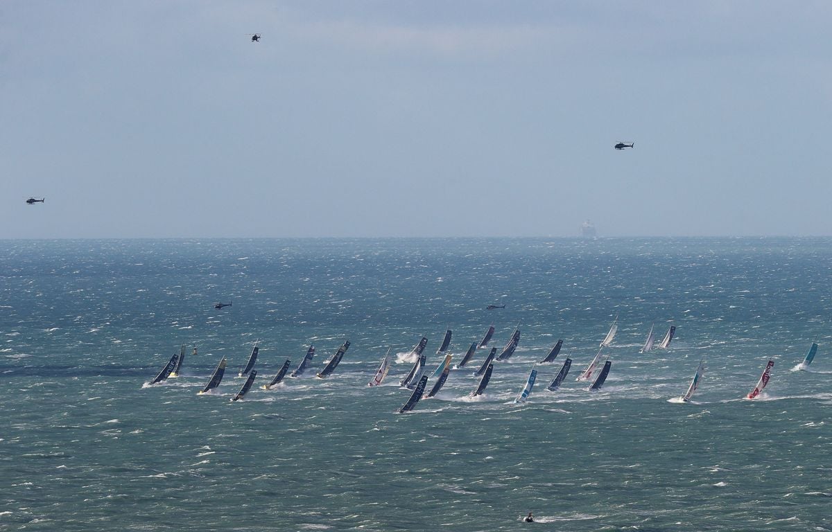 Transat Café l'or : Un avion frôle un voilier, le bateau est abîmé, les skippers abattus