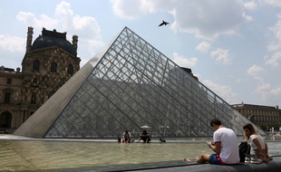 Devant la Pyramide du Louvre, en juin 2017.
