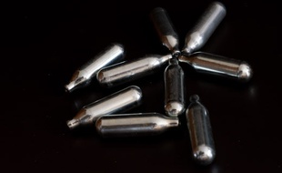Des cartouches de protoxide d'azote, plus connu sous le nom de gaz hilarant. (illustration)