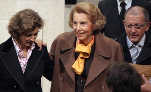 La cour d'appel de Versailles rend mercredi après-midi sa décision sur le maintien ou non sous tutelle de Liliane Bettencourt, la milliardaire réclamant une curatelle renforcée, régime moins contraignant qui lui permettrait d'écarter sa fille de la gestion de ses biens.