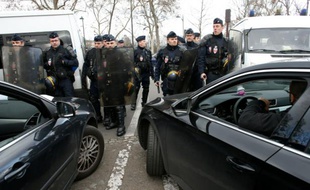 Les chauffeurs de VTC et Loti ont entamé lundi une nouvelle opération escargot, le 3 février 2016 Paris