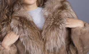 Un manteau en fourrure.