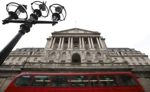 La réaction des marchés à la dégradation de la note du Royaume-Uni par Moody's restait globalement modérée lundi, la Bourse ignorant la perte du triple A par le pays, mais la livre sterling se retrouvait toutefois toujours sous pression.