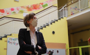 La maire Catherine Moureaux visite une école du quartier de Molenbeek, à Bruxelles, au printemps 2020.