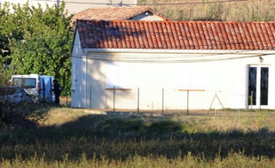 Un policier se tient devant la maison d'Abdelkader Merah, le 26 septembre 2012 à Auterive, dans le sud-ouest de la France