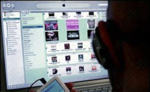 Les experts attendent aussi d'Apple l'annonce d'un nouveau baladeur iPod, avec un plus grand écran vidéo. Apple chercherait ainsi à répliquer dans le cinéma son succès dans la musique, où des millions d'utilisateurs de l'iPod téléchargent des chansons à prix fixe sur le site d'Apple, iTunes.