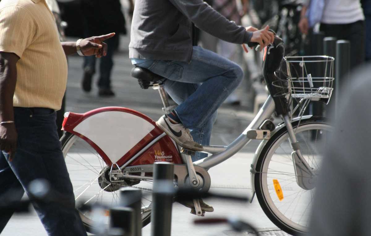Toulouse Les velos et trottinettes vont ils etre bannis de certains secteurs