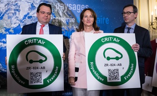 Ségolène Royal avec une version géante de la vignette «Crit'Air».