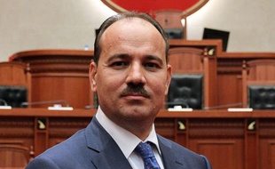 Le nouveau président albanais, Bujar Nishani, qui prend ses fonctions mardi veut faire une priorité de la réforme de la justice, exigence de longue date de l'UE, et s'engage à oeuvrer pour mettre un terme aux incessantes querelles politiques internes qui freinent le processus d'adhésion.