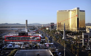 La chambre du tireur Stephen Paddock au Mandalay Bay, à droite, surplombait le Route 91 Harvest Festival, à gauche (photomontage).