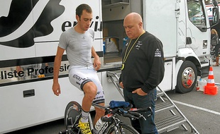 L'Argentin Eduardo Sepúlveda, ici avec Manu Hubert, doit renoncer au Tour.