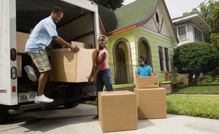 Charger un camion ce n'est pas comme une partie de Tétris, mais il vaut mieux essayer de placer des cartons sous des meubles pour gagner de l'espace.
