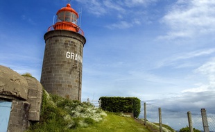 D'une hauteur de 19 mètres, le majestueux phare de Granville domine le paysage.