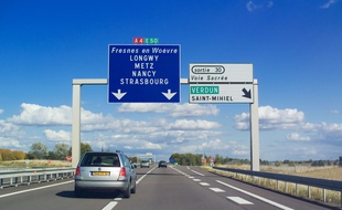 Des voitures sur l'autoroute, en Lorraine.