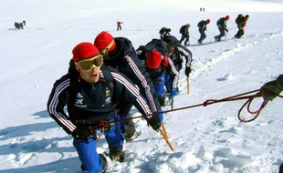 L'équipe de France, menée par Franck Ribéry, monte le glacier de la Grande Motte, le 24 mai 2006
