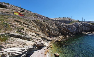 Les marins-pompiers du Grimp procèdent à une évacuation dans la calanque de Saména.