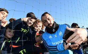 Des enfants, un grand attaquant, un grand selfie.