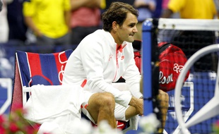 Roger Federer déçu après sa défaite en finale de l'US Open contre Novak Djokovic, le 13 septembre 2015.