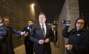 Le patron de Tesla Elon Musk à sa sortie du tribunal, à Los Angeles, le 6 décembre 2019.