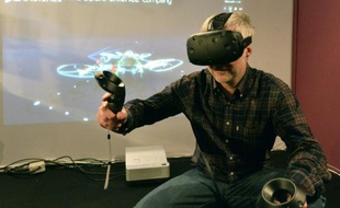 Frédéric Vacher, directeur de la stratégie d'innovation de Dassault Systèmes, essaie une technologie de réalité virtuelle à Laval, dans le nord-ouest de la France, le 23 mars 2016