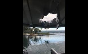 La lave du Kilauea a traversé le toit du bateau à Hawaï, le 16 juillet 2018.