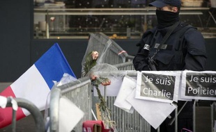 Un policier devant le magasin Hyper Cacher de la Porte de Vincennes, le 20 janvier 2015
