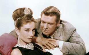 Audrey Hepburn et George Peppard, duo star de Diamants sur canapé, et l'inspecteur Clouseau Peter Sellers.