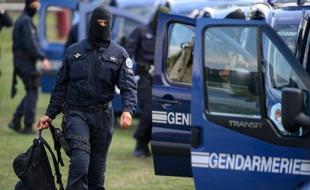 Le GIGN a ramené une adolescente oubliée par un bus sur une aire d'autoroute chez elle. (Illustration)