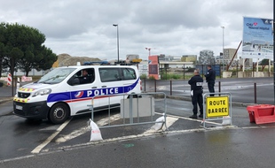 Le quai Wilson fermé par la police nationale, sur l'île de Nantes.