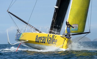 Revenu de l'arrière, Louis Burton peut désormais gagner le Vendée Globe.