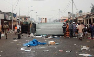 Une camionnette retournée sert de barricade dans une rue de Port-Gentil (Gabon), samedi 5 septembre 2009, trois jours après l'officialisation de l'élection d'Ali Bongo à la présidence.