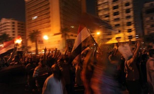 Les partisans du président islamiste déchu Mohamed Morsi ont appelé à poursuivre leur mobilisation, ignorant la menace du gouvernement intérimaire en Egypte qui a chargé mercredi la police de mettre fin aux sit-in, faisant redouter de nouvelles violences sanglantes.