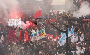 L'agitation sociale est montée d'un cran mardi avec la grève des fonctionnaires pour le pouvoir d'achat, qui a entraîné des retards dans les aéroports et était bien suivie dans l'Education nationale, au septième jour du mouvement à la RATP et la SNCF.