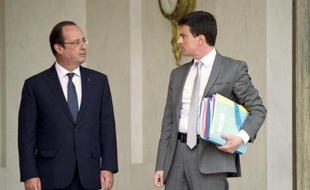 Le président de la République François Hollande et le Premier ministre Manuel Valls à la sortie du Conseil des ministres le 3 juin 2014 à l'Elysée, à Paris