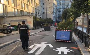 Ce mardi matin, jour de rentrée des classes, dans la rue Tandou (19e arrondissement)