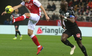 Le Rémois Pablo Chavarria, à gauche, et l'Amiénois, Prince Gouano, lors du match Reims-Amiens, le 2 mars