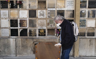 Cérémonie d'obsèques à Paris au Père Lachaise en avril 2020 (illustration)