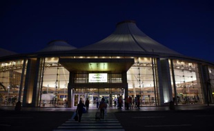 Des voyageurs entrent dans l'aéroport de la station balnéaire égyptienne de Charm el-Cheikh, le 13 novembre 2015