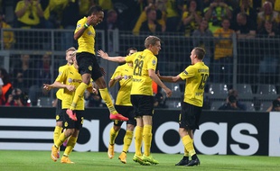 Les joueurs du Borussia Dortmund se félicitent lors du match contre Arsenal le 16 septembre 2014.