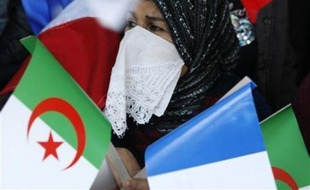 La deuxième journée de la visite en Algérie du président français Nicolas Sarkozy doit être consacrée à la signature d'importants contrats d'un montant de 5 milliards USD, après une entrée en matière politique lundi marquée par sa ferme condamnation du système colonial.